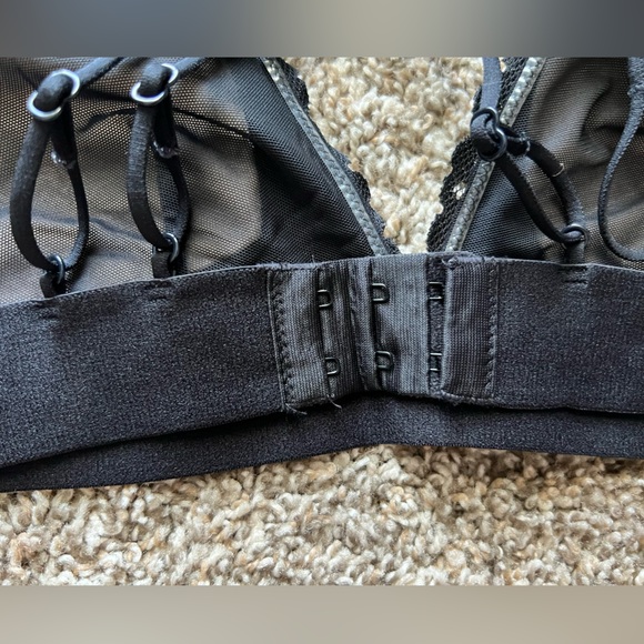 BRALETTE HALTER IN LACE
WITH A BACK TO STRIPS SIZE S |P |CH | - Picture 7 of 9